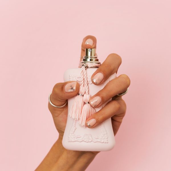 femme-montrant-son-nail-art-sur-les-ongles-avec-du-parfum