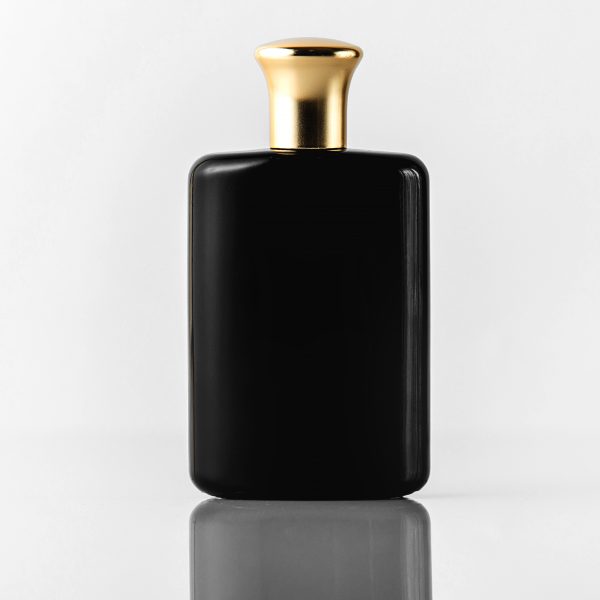 une-vue-de-face-parfum-noir-concu-avec-un-capuchon-en-sur-le-sol-blanc